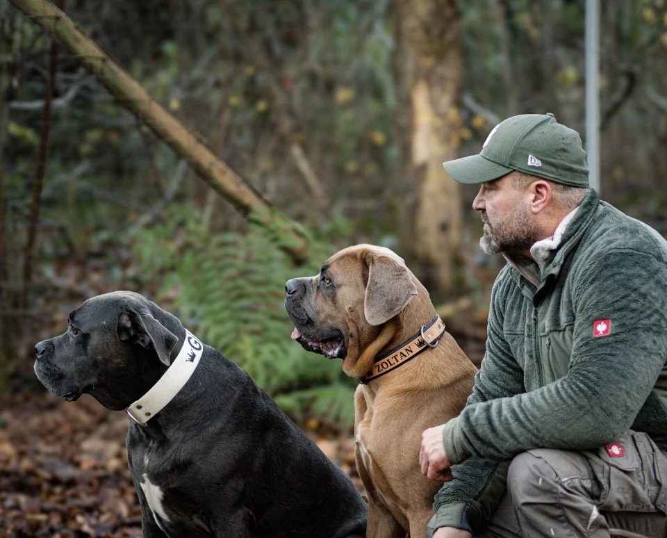 Mike Kasper mit zwei Hunden im Wald